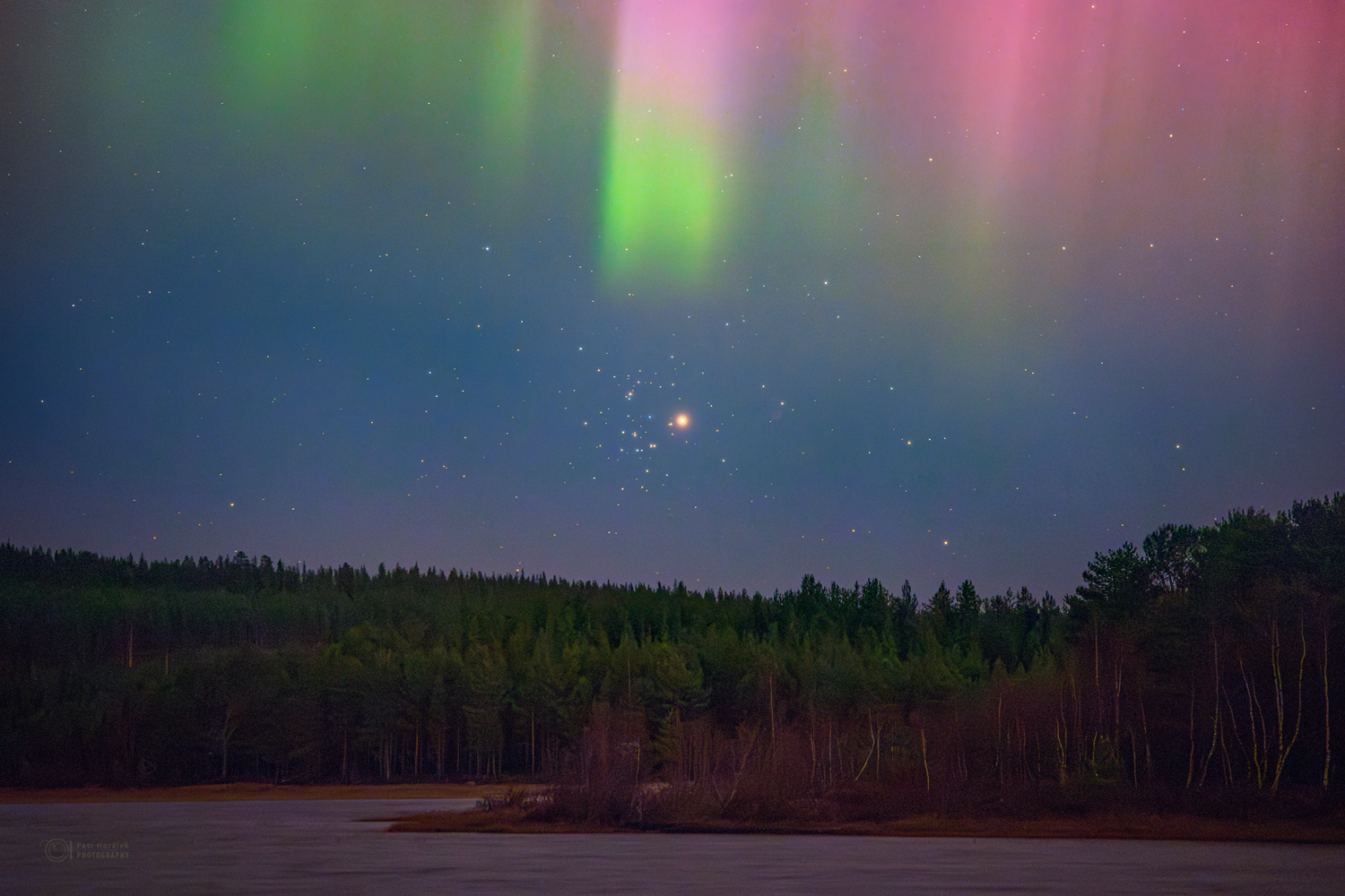 Mars und der Bienenstock unter einer Aurora
